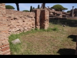 07265 ostia - regio i - insula xii - caseggiato a tabernae (i,xii,10) - ostseite - 5. laden von norden - bli ri nordosten - 06-2024.jpg